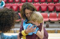Cry Wolf – Seine Pflegemutter Dorte (Lone Rødbroe, li.) begleitet Theo (Noah Storm Otto, re.) zum Fußballtraining. Dort taucht entgegen der Anweisungen des Jugendamtes seine leibliche Mutter Dea (Christine Albeck Børge, Mi.) auf.