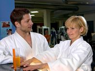 In aller Freundschaft – Jan Friedrichs (Mickey Hardt), Kathrins (Andrea Kathrin Loewig) alter Schulfreund und neuer Judolehrer, flirtet unverhohlen. Kathrin, die es genießt, mal wieder ihre Attraktivität zu spüren, lädt ihn zum Essen ein. Doch Freddy bietet sich an, für die beiden zu Hause zu kochen - so hat er die beiden im Auge.