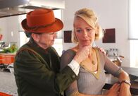 Schwarzwaldliebe – Karls Mutter Gertrude (Barbara Focke, li.) erkennt, dass Elisabeth (Claudine Wilde) ihren Sohn wirklich liebt.