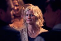 neoriginal: Like a Loser – Dagmar Beil (Johanna Gastdorf, M.) hat einen Verdacht geschöpft: Ist Ernst wirklich nur der Gitarrenschüler von Julian, oder steckt mehr dahinter?