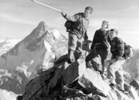 SOS Gletscherpilot – SOS Gletscherpilot Auf dem Gipfel: Robert Freitag als Gisler, Annemarie Düringer als Monica, Patrick Jordan als Puckle