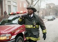Chicago Fire – Muss eine brenzlige Situation managen: Eamonn Walker als Chief Boden