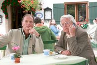 Die Rosenheim-Cops – Ferdinand Reischl (Wolfgang Fierek, li.) glaubt nicht, dass Harry Norden (Dieter Thomas Heck) ein Mörder ist, aber alle Indizien sprechen dafür.