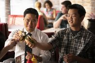 Fresh off the Boat – Louis Huang (Randall Park, l.); Eddie Huang (Hudson Yang, r.)