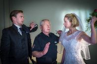 Notruf Hafenkante – Wolle (Harald Maack, M.) hält Jessica (Sandra von Ruffin, r.) davon ab, auf ihren Verlobten Benedikt (Jan Dose, r.) loszugehen.