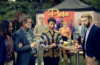 All You Need – Was für eine schöne Laudatio auf Levo (Arash Marandi, Mitte)! Seine Mutter Anoush (Jale Arikan), sein Vater Volker (Matthias Freihof) und Partner Tom (Mads Hjulmand, re.) spüren seine Rührung.