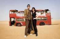 Doctor Who – Der Doctor (David Tennant) verfolgt ein mysteriöses Energiesignal und steigt dabei in einen Londoner Bus. Ebenfalls an Bord befindet sich die Einbrecherin Lady Christina de Souza (Michelle Ryan). Plötzlich wird der Bus durch ein Wurmloch katapultiert und landet auf dem Wüstenplaneten San Helios, der sich an der anderen Seite des Universums befindet.