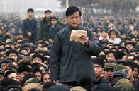 Chinas Straflager – Tian'anmen-Platz 1976: Die Feierlichkeiten zu Ehren von Zhou Enlai werden innerhalb weniger Stunden zu einem Protest gegen Diktator Mao Tsetung.