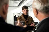 Tatort – Torsten Merser (Nikolaus Benda) hat ein IT-Unternehmen. Dass seine Tochter jetzt mit einem verurteilten Gewalttäter unter einem Dach lebt, bereitet ihm große Sorgen. Erst vor ein paar Tagen wollte er dort wieder nach dem Rechten sehen, doch die Situation ist eskaliert. Das beweist auch ein Handyvideo, mit dem ihn die Kommissare Max Ballauf (Klaus J. Behrendt, rechts) und Freddy Schenk (Dietmar Bär, links) konfrontieren.