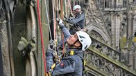 Job mit Ausblick – Die Industriekletterer suchen das Mauerwerk des Kölner Dombauhütte nach losen Steinen ab. Bei dem alten Gebäude lockern sich immer wieder Steine. Der Dom ist ein riesiges Kletterterrain. Manchmal geht der Trupp bis zur Spitze des Turms hinauf in 150 Meter Höhe.