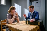 Sturm der Liebe – Im Gespräch mit ihrem Anwalt (Matthias Saffert, r.) macht Ariane (Viola Wedekind, l.), Erik als größte Gefahr für ihre Verteidigungsstrategie aus.