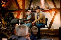 Comedy Scheune – Opa Gustav (Marcus Neuweiler) klagt Elsbeth Gscheidle (Birgit Pfeiffer / Die Gscheidles) seine Krankheitsgeschichten.