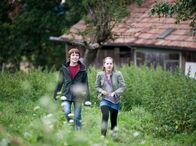 Tiere bis unters Dach – Jonas (Fynn Henkel, links) und Greta (Enya Elstner, rechts) helfen Viktor Stelzl bei der Suche nach der Ursache des Bienensterbens.