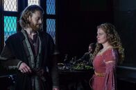Große Mythen aufgedeckt – Siegfried (Moritz Stephan) und Kriemhild (Anja Antonowicz) kommen sich am Burgunderhof näher. Im Hintergrund König Gunther (Vinzenz Wagner)