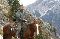 Die Bergpolizei – Pietro (Terence Hill), Kommandant der Forstwache ist mit seinem zuverlässigsten Freund Filippo unterwegs.