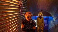 Aktenzeichen XY ... ungelöst – Eine junge Frau gerät in die Fänge eines brutalen Vergewaltigers – und das ausgerechnet in der Halloween-Nacht.