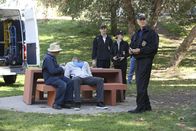 Navy CIS – Als ein Unteroffizier ermordet wird, müssen Gibbs (Mark Harmon, r.), Ducky (David McCallum, l.), Bishop (Emily Wickersham, 2.v.r.) und McGee (Sean Murray, M.) herausfinden, wer der Mörder ist ...
