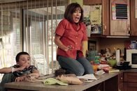 The Middle – Weil der Therapeut Frankie (Patricia Heaton, r.) und Mike rät, für Brick (Atticus Shaffer, l.) ein Haustier anzuschaffen, damit er soziales Verhalten lernt, holen die beiden einen Hasen ins Haus. Eine Entscheidung, die sie schnell bereuen ...