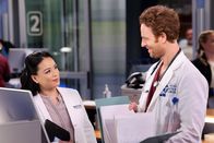 Chicago Med – Chicago Med Staffel 8 Folge 18 Flirt in der Notaufnahme: T.V.Carpio als Dr. Grace Song, Nick Gehlfuss als Dr. Will Halstead Copyright: SRF/NBC Universal