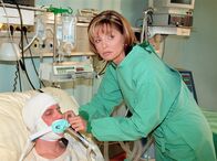 In aller Freundschaft – MDR Fernsehen IN ALLER FREUNDSCHAFT FOLGE 70, "Unschuldige Opfer" Uhr. Schwester Yvonne (Maren Gilzer) versorgt den schwerverletzten Amokschützen (Oliver Scherz).