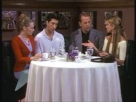 Friends – Rachel (Jennifer Aniston, r.) versucht, Paul (Bruce Willis, 2.v.r.) nur Gutes über Ross (David Schwimmer, 2.v.l.) zu erzählen, doch Paul versteht nicht, was Ross von Elizabeth (Alexandra Holden, l.) will.