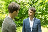 Sturm der Liebe – Robert (Lorenzo Patané, r.) und Joshua (Julian Schneider, l.) einigen sich darauf, vorerst Stillschweigen über die Unfallnacht zu bewahren.