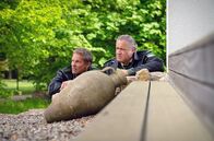 Hubert ohne Staller – Hubert (Christian Tramitz, l.) und Girwidz (Michael Brandner, r.) spionieren das Haus von Dr. Seidl aus.