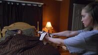 Ein perfekter Mord – Cinnamon aims a gun at Linda while she is asleep in bed.