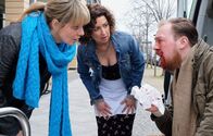 In aller Freundschaft – Robert Hubmann (Tino Mewes, re.) beliefert seit einiger Zeit Linda Schneider (Isabel Varell, mi.) mit frischen Tees für die Cafeteria. Seit längerem plagt ihn ein Schnupfen, doch nach dem Schnäuzen hat er plötzlich Nasenbluten und sein linkes Auge ist total geschwollen. Dr. Peters (Anja Nejarri, li.), die gerade zum Dienst kommt, nimmt ihn direkt mit in die Klinik.