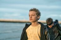 Close – Während Léo (Eden Dambrine) auf Klassenfahrt ist, ereignet sich ein tragisches Unglück, das ihn mit großen Schuldgefühlen zurücklässt.