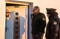 Hubert ohne Staller – Girwidz (Michael Brandner, M.) und Riedl (Paul Sedlmeir, r.) suchen Paul Scheurer (Michael Fritz Schumacher, l.) zu Hause auf. Hat er etwas mit den durchtrennten Bremsschläuchen zu tun?