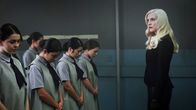 Level 16 – Miss Brixil (Sara Canning, r.) unterrichtet und überwacht die Schülerinnen mit strenger Härte.