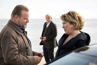 Wilsberg – Kommissar Jan Brockhorst (Felix Vörtler) aus Ostfriesland macht seiner Münsteraner Kollegin Anna Springer (Rita Russek) Avancen. Wilsberg (Leonard Lansink, M.) ist nicht so begeistert.