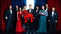 Simpl Revue – L-R: Bernhard Murg, Martin Buchgraber, Ariana Schirasi-Fard, Jennifer Frankl, Joachim Brandl, Stefano Bernardin, Katharina Dorian, Johannes Glück, Matthias Mamedof.