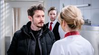 Sturm der Liebe – Luis (Michael Baral, l.) wirft Greta (Laura Osswald, r.) vor, dass sie ihn ausbooten will. (mit Komparse)