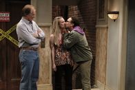 The Big Bang Theory – Wyatt (Keith Carradine, l.) bittet Leonard (Johnny Galecki, r.), an Penny dranzubleiben, denn er möchte einen netten und intelligenten Schwiegersohn und keinen von den dummen Typen, mit denen sich Penny (Kaley Cuoco, M.) sonst immer abgibt ...