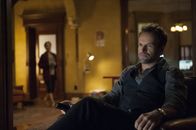 Elementary – Ein neuer verzwickter Mordfall beschäftigt Sherlock Holmes (Jonny Lee Miller, r.) und Joan Watson (Lucy Liu, l.) ...