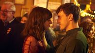 Normal People – Glücklich vereint tanzen Marianne (Daisy Edgar-Jones) und Connell (Paul Mescal) inmitten vieler Leute. Dabei haben sie nur Augen für einander.