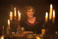 American Horror Story – Elsa (Jessica Lange) bereitet sich auf ihre Reise zum Ruhm vor und ebnet gemeinsam mit dem Verkauf der Show den Freaks einen steinigen Weg ...