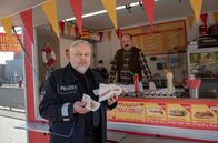 Großstadtrevier – Am Hot-Dog-Stand: Helmut Husmann (Torsten Münchow, l.) ahnt schon, dass da etwas auf ihn zukommt (mit Komparse).