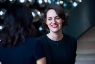 Fleabag – Fleabag Staffel 2 Folge 3 Annäherung zwischen Schwestern: Phoebe Waller-Bridge als Fleabag, Sian Clifford als Claire Copyright: SRF/Two Brothers Pictures/all3media International