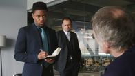 Elementary – (v.l.n.r.) Detective Marcus Bell (Jon Michael Hill); Sherlock Holmes (Jonny Lee Miller)