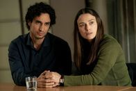 Official Secrets – In der Zwickmühle: Adam Bakri als Yasar Gun, Keira Knightley als Katharina Gun