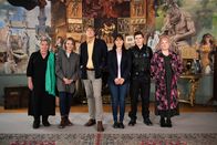 Beyond Paradise – Von links: Anne (Barbara Flynn), Martha (Sally Bretton), Humphrey (Kris Marshall), Esther (Zara Ahmadi), Kelby (Dylan Llewellyn) und Margo (Felicity Montagu) warten in Shipton Manor auf die Präsentation des Bildes.