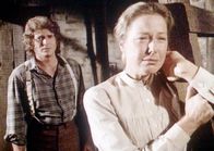 Unsere kleine Farm – Caroline (Karen Grassle, r.) ist sehr bedrückt. Denn sie glaubt, dass sich ihr Mann einen Sohn wünscht. Vergeblich versucht Charles (Michael Landon, l.), sie vom Gegenteil zu überzeugen.