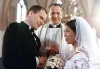 Tatort – NDR Fernsehen TATORT, "Lastrumer Mischung" Uhr. Jungbauer Johann Knauf (Thomas Kimpinsel, links) heiratet seine geliebte Maria (Minh-Khai Phan-Thi, rechts). Pfarrer Tietje (Thomas Kügel, Mitte) traut die beiden, auch wenn er - wie die gesamte Dorfgemeinschaft - von dieser Verbindung nicht begeistert ist.