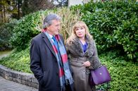 Sturm der Liebe – Tonia (Sandra Steffl, r. mit Johann Schuler, l.) hat das Gefühl, dass Helene sie nicht mag.