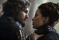 Die Musketiere – Athos (Tom Burke, l.); Milady (Maimie McCoy, r.)