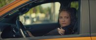 Derby Girl – Jennifer (Sophie de Fürst) passt Lola zufällig mit ihrem Auto ab und die beiden feinden sich mit Wörtern an. Jennifer zieht den Kürzeren und fährt davon.