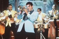 Mambo Kings – Bei seinen Auftritten gibt der Trompeter Nestor (Antonio Banderas, M.) wirklich alles - und bringt die Herzen der Frauen zum Schmelzen ...